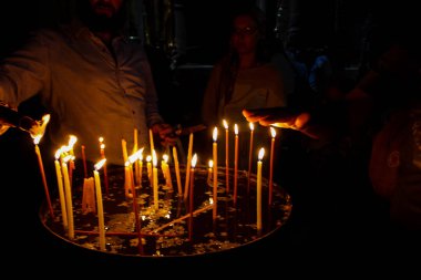 Dua ve akşam eski şehir Kudüs'teki Kutsal türbe kilisede mum Jerusalem İsrail 16 Mayıs 2018 bilinmeyenli hacılar