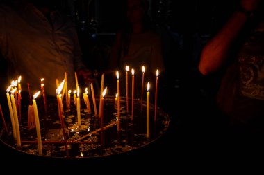 Dua ve akşam eski şehir Kudüs'teki Kutsal türbe kilisede mum Jerusalem İsrail 16 Mayıs 2018 bilinmeyenli hacılar