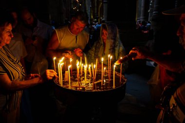Dua ve akşam eski şehir Kudüs'teki Kutsal türbe kilisede mum Jerusalem İsrail 16 Mayıs 2018 bilinmeyenli hacılar