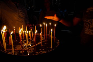 Dua ve akşam eski şehir Kudüs'teki Kutsal türbe kilisede mum Jerusalem İsrail 16 Mayıs 2018 bilinmeyenli hacılar