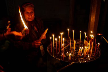 Dua ve akşam eski şehir Kudüs'teki Kutsal türbe kilisede mum Jerusalem İsrail 16 Mayıs 2018 bilinmeyenli hacılar