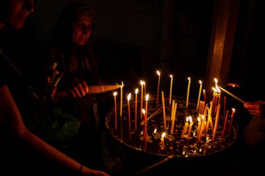 Dua ve akşam eski şehir Kudüs'teki Kutsal türbe kilisede mum Jerusalem İsrail 16 Mayıs 2018 bilinmeyenli hacılar