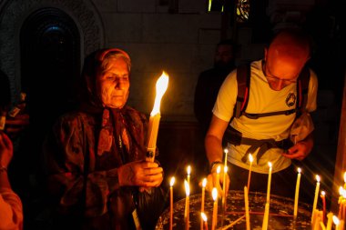 Dua ve akşam eski şehir Kudüs'teki Kutsal türbe kilisede mum Jerusalem İsrail 16 Mayıs 2018 bilinmeyenli hacılar