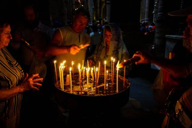 Dua ve akşam eski şehir Kudüs'teki Kutsal türbe kilisede mum Jerusalem İsrail 16 Mayıs 2018 bilinmeyenli hacılar