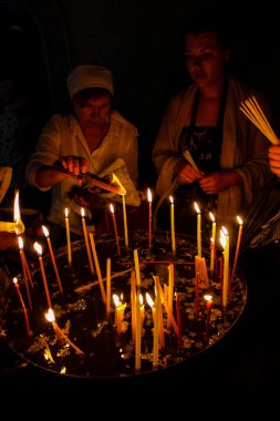 Dua ve akşam eski şehir Kudüs'teki Kutsal türbe kilisede mum Jerusalem İsrail 16 Mayıs 2018 bilinmeyenli hacılar