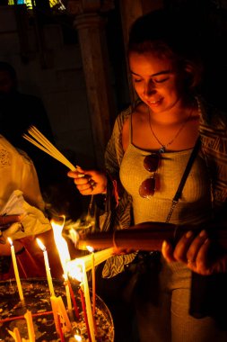 Dua ve akşam eski şehir Kudüs'teki Kutsal türbe kilisede mum Jerusalem İsrail 16 Mayıs 2018 bilinmeyenli hacılar