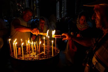 Dua ve akşam eski şehir Kudüs'teki Kutsal türbe kilisede mum Jerusalem İsrail 16 Mayıs 2018 bilinmeyenli hacılar