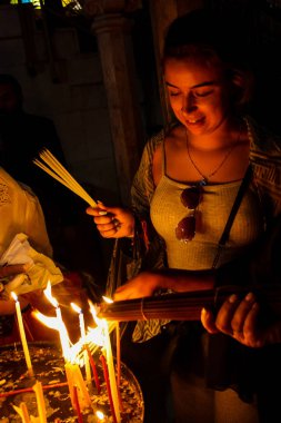 Dua ve akşam eski şehir Kudüs'teki Kutsal türbe kilisede mum Jerusalem İsrail 16 Mayıs 2018 bilinmeyenli hacılar