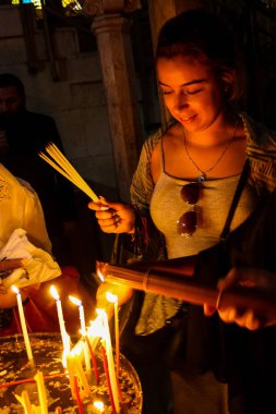 Dua ve akşam eski şehir Kudüs'teki Kutsal türbe kilisede mum Jerusalem İsrail 16 Mayıs 2018 bilinmeyenli hacılar
