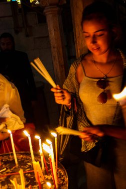 Dua ve akşam eski şehir Kudüs'teki Kutsal türbe kilisede mum Jerusalem İsrail 16 Mayıs 2018 bilinmeyenli hacılar