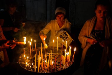 Dua ve akşam eski şehir Kudüs'teki Kutsal türbe kilisede mum Jerusalem İsrail 16 Mayıs 2018 bilinmeyenli hacılar
