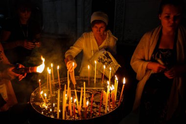 Dua ve akşam eski şehir Kudüs'teki Kutsal türbe kilisede mum Jerusalem İsrail 16 Mayıs 2018 bilinmeyenli hacılar