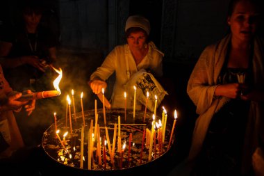 Dua ve akşam eski şehir Kudüs'teki Kutsal türbe kilisede mum Jerusalem İsrail 16 Mayıs 2018 bilinmeyenli hacılar