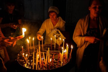 Dua ve akşam eski şehir Kudüs'teki Kutsal türbe kilisede mum Jerusalem İsrail 16 Mayıs 2018 bilinmeyenli hacılar