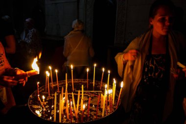 Dua ve akşam eski şehir Kudüs'teki Kutsal türbe kilisede mum Jerusalem İsrail 16 Mayıs 2018 bilinmeyenli hacılar