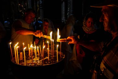 Dua ve akşam eski şehir Kudüs'teki Kutsal türbe kilisede mum Jerusalem İsrail 16 Mayıs 2018 bilinmeyenli hacılar