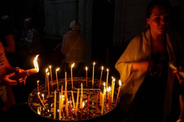 Dua ve akşam eski şehir Kudüs'teki Kutsal türbe kilisede mum Jerusalem İsrail 16 Mayıs 2018 bilinmeyenli hacılar