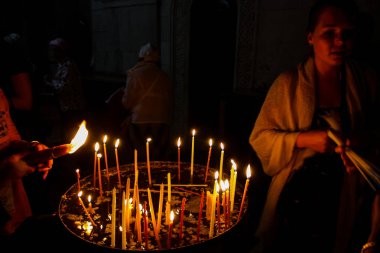 Dua ve akşam eski şehir Kudüs'teki Kutsal türbe kilisede mum Jerusalem İsrail 16 Mayıs 2018 bilinmeyenli hacılar