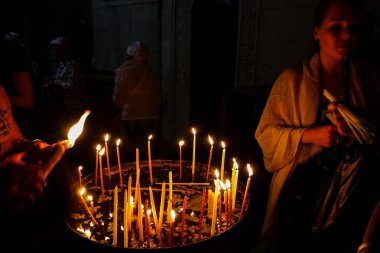 Dua ve akşam eski şehir Kudüs'teki Kutsal türbe kilisede mum Jerusalem İsrail 16 Mayıs 2018 bilinmeyenli hacılar