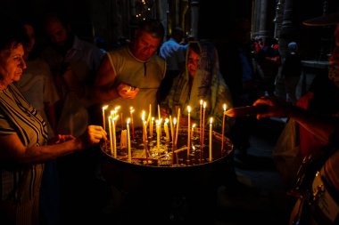 Dua ve akşam eski şehir Kudüs'teki Kutsal türbe kilisede mum Jerusalem İsrail 16 Mayıs 2018 bilinmeyenli hacılar
