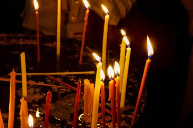 Kudüs'ün eski şehri Kutsal türbe kilisede mum aydınlatma