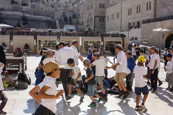 Jerusalén Israel Mayo 2018 Niños Desconocidos Bailando Frente Muro Occidental — Foto de Stock