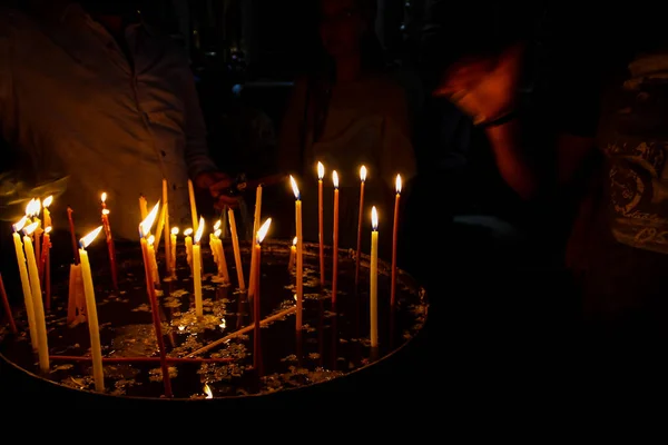 エルサレム イスラエル 2018 日の未知数巡礼者の祈りと夕方にはエルサレムの旧市街の聖墳墓教会でろうそくを照明 — ストック写真