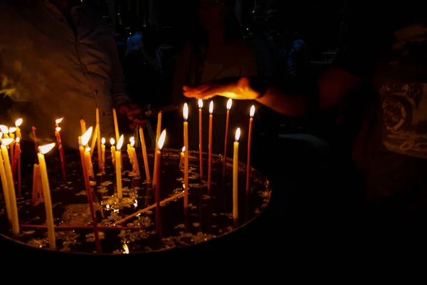 Jerusalén Israel Mayo 2018 Desconocidos Peregrinos Orando Encendiendo Velas Iglesia — Foto de Stock