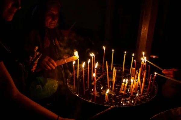 Jeruzalem Israël Mei 2018 Onbekenden Pelgrims Bidden Verlichting Kaarsen Kerk — Stockfoto