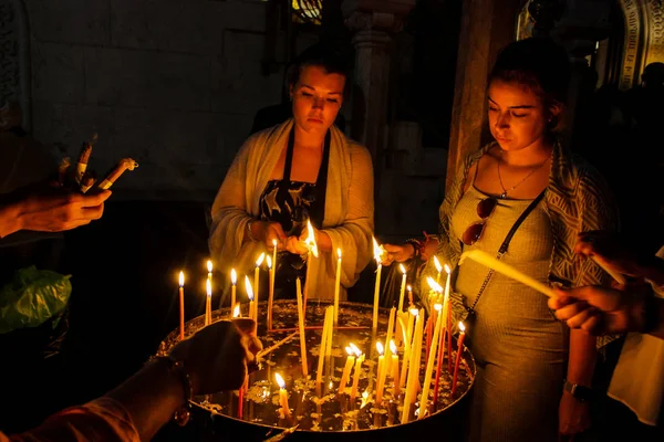 Ιερουσαλήμ Ισραήλ Μαΐου 2018 Αγνώστους Προσκυνητές Προσεύχεται Και Ανάβοντας Κεριά — Φωτογραφία Αρχείου
