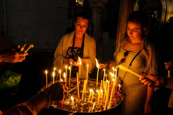 Dua ve akşam eski şehir Kudüs'teki Kutsal türbe kilisede mum Jerusalem İsrail 16 Mayıs 2018 bilinmeyenli hacılar
