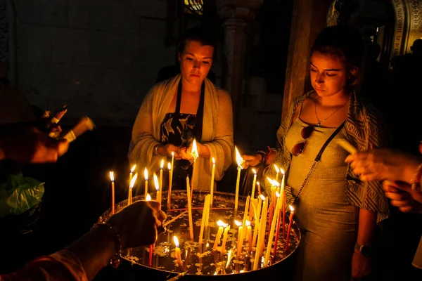 Ιερουσαλήμ Ισραήλ Μαΐου 2018 Αγνώστους Προσκυνητές Προσεύχεται Και Ανάβοντας Κεριά — Φωτογραφία Αρχείου