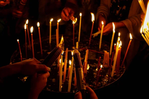 在耶路撒冷老城圣墓教堂点燃蜡烛 — 图库照片