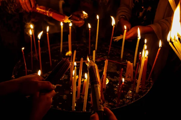 Accendere Candele Nella Chiesa Del Santo Sepolcro Nella Città Vecchia — Foto Stock