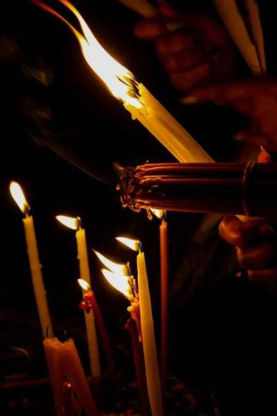 Iluminando Velas Igreja Santo Sepulcro Cidade Velha Jerusalém — Fotografia de Stock