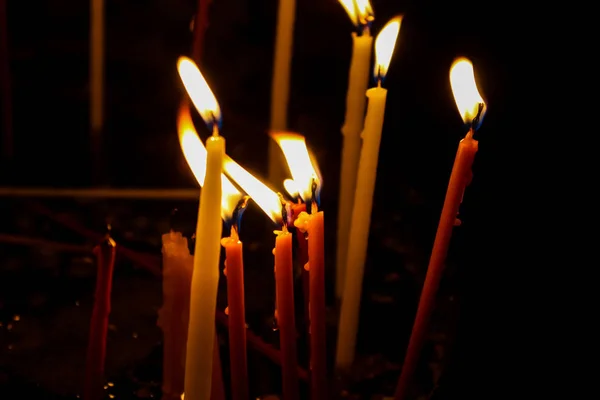 Accendere Candele Nella Chiesa Del Santo Sepolcro Nella Città Vecchia — Foto Stock