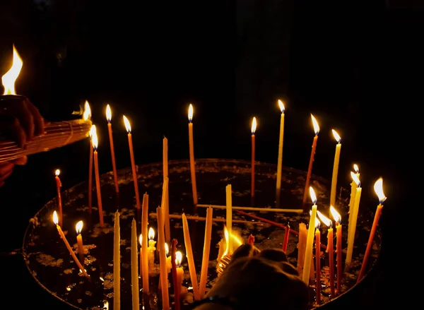 Tända Ljus Kyrkan Heliga Gravens Jerusalems Gamla Stad — Stockfoto