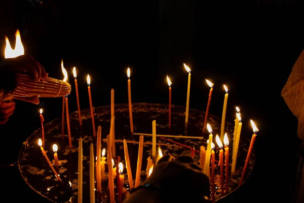 Encender Velas Iglesia Del Santo Sepulcro Ciudad Vieja Jerusalén —  Fotos de Stock