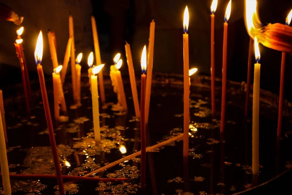 Éclairage Des Bougies Dans Église Saint Sépulcre Dans Vieille Ville Images De Stock Libres De Droits