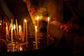 Osvětlení svíčky v kostele Svatého hrobu v jeruzalémské staré město