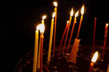 Kudüs'ün eski şehri Kutsal türbe kilisede mum aydınlatma