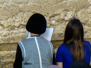 Jerusalem İsrail 17 Mayıs 2018 bilinmeyenli insanlar açık Western Wall Kudüs'ün eski şehri akşam dua