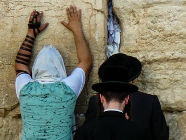 Jerusalem İsrail 17 Mayıs 2018 bilinmeyenli insanlar açık Western Wall Kudüs'ün eski şehri akşam dua