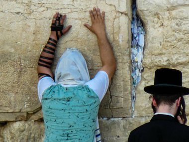 Jerusalem İsrail 17 Mayıs 2018 bilinmeyenli insanlar açık Western Wall Kudüs'ün eski şehri akşam dua