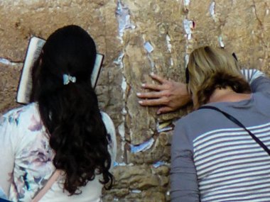 Jerusalem İsrail 17 Mayıs 2018 bilinmeyenli insanlar açık Western Wall Kudüs'ün eski şehri akşam dua