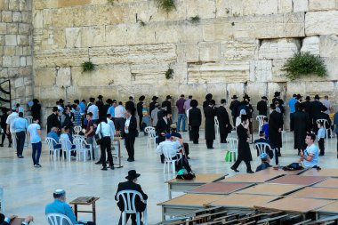 Jerusalem İsrail 17 Mayıs 2018 bilinmeyenli insanlar açık Western Wall Kudüs'ün eski şehri akşam dua