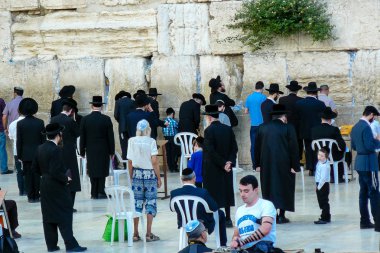 Jerusalem İsrail 17 Mayıs 2018 bilinmeyenli insanlar açık Western Wall Kudüs'ün eski şehri akşam dua