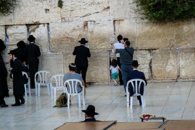 Jerusalem İsrail 17 Mayıs 2018 bilinmeyenli insanlar açık Western Wall Kudüs'ün eski şehri akşam dua