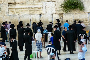 Jerusalem İsrail 17 Mayıs 2018 bilinmeyenli insanlar açık Western Wall Kudüs'ün eski şehri akşam dua