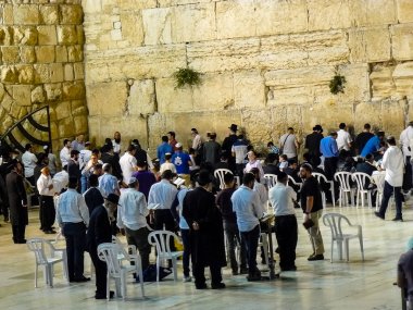 Jerusalem İsrail 17 Mayıs 2018 bilinmeyenli insanlar açık Western Wall Kudüs'ün eski şehri akşam dua